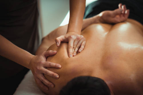 Therapeuten bei klassischer Massage